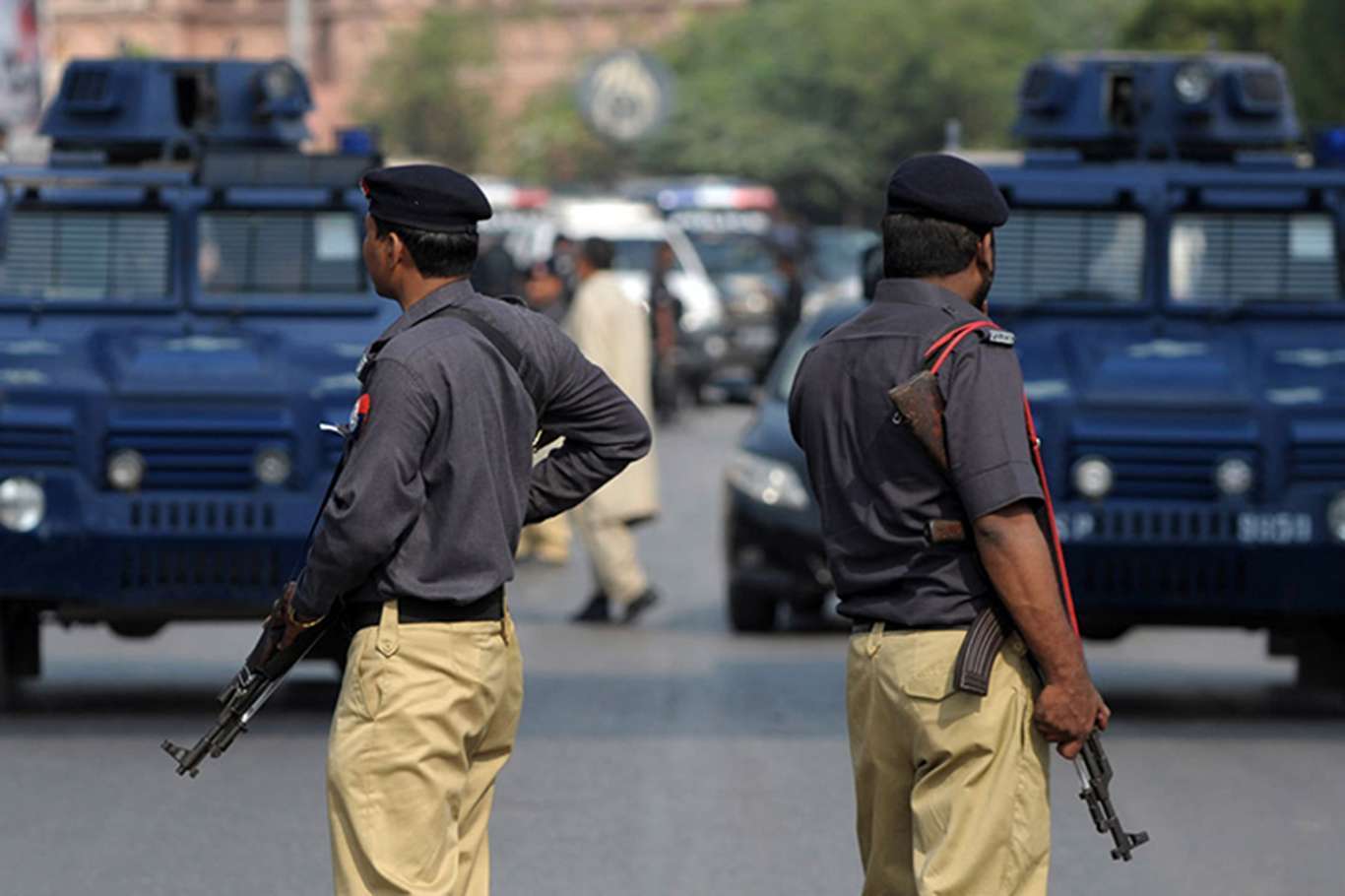 Pakistan'da askeri konvoya saldırı: 6 ölü Pakistan'da askeri konvoya saldırı: 6 ölü
